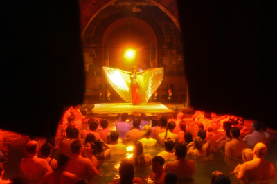 温泉に入りながらショーを堪能、ブダペスト