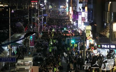 韓国・釜山花火祭りで相次いだトラブル…建物から「お札」が舞い落ちる騒ぎも