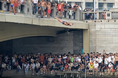 中国で気になる旬の人に 飛び込み達人の「天津おやじ」が登場