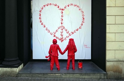 子どもが手をつなぎ平和願うインスタレーション登場 スペイン