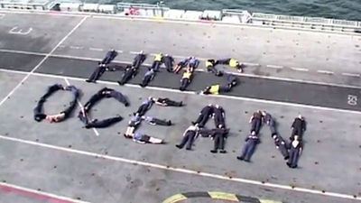 英兵がマライア・キャリーを歌い踊る！クリスマスビデオが大人気