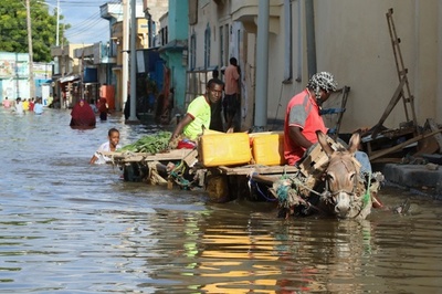 豪雨で川が氾濫、20万人退避 ソマリア