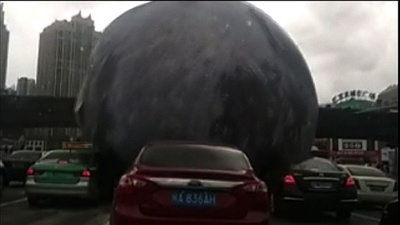 スーパー台風で「月」吹き飛ぶ… 中国南部、巨大風船が路上に