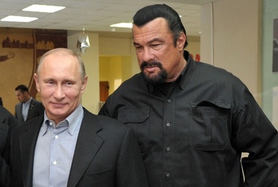 プーチン氏、S・セガールさんに「友好勲章」