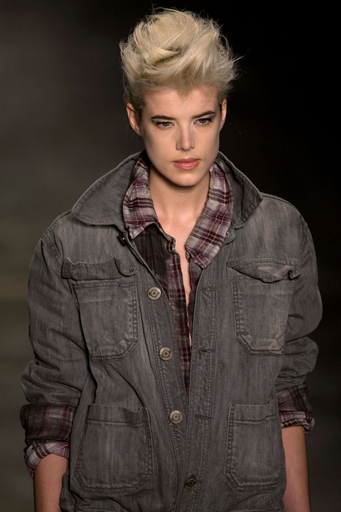 ＜09/10年秋冬サンパウロ・コレクション＞エラスのショーにアギネス登場