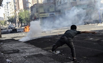 トルコ軍が夜間外出禁止令、21人死亡のクルド人デモ受け