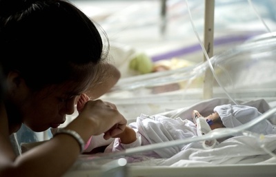 フィリピン台風、被災地で新たな命のために奮闘する看護師たち