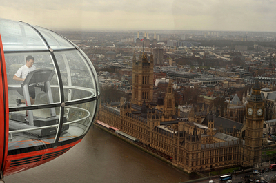 ロンドンアイで「フルマラソン」、病気の子どものために走り続ける男性