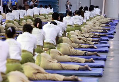 タイ式マッサージに1200人が集結、ギネス記録に挑戦