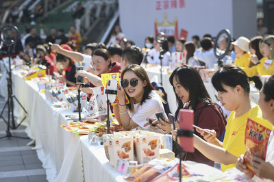 【写真特集】町の魅力を生配信 ライブコマースで地域おこし 中国