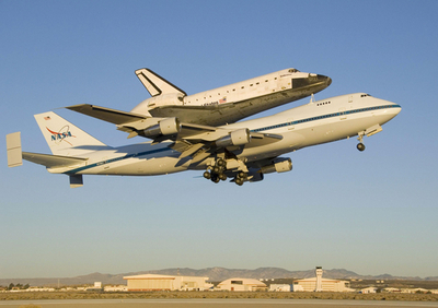 「エンデバー」、ジャンボ機におんぶされて「帰宅」