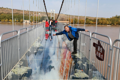 黄河にかかる3Dガラス橋 中国・寧夏に完成