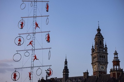 【今日の1枚】鐘楼を背景に空中パフォーマンス フランス