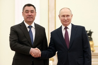 ロシア、キルギス内の軍事施設「発展」で合意 大統領会談