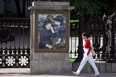 ルノワール、ロラン 町中に名画 モスクワ