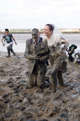 毎年恒例「モルドン泥んこレース」、英南部で開催