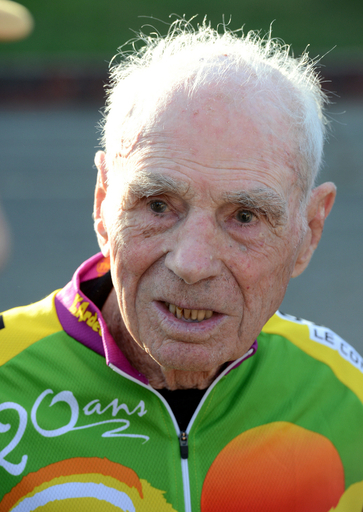 100歳仏男性が自転車で100キロ走破、最速記録を更新