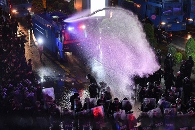タイ警察、デモ隊に放水 集会禁止令も抗議続く