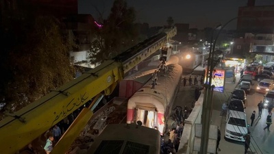 動画:エジプトで列車脱線、2人死亡