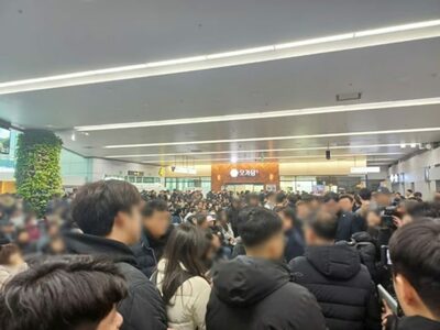 いらだち、怒り、嗚咽…犠牲者家族の待つ務安国際空港ロビー「極限状態」の空気