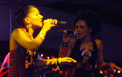 フランス人デュオ、レ・ヌビアンがケニアでパフォーマンス