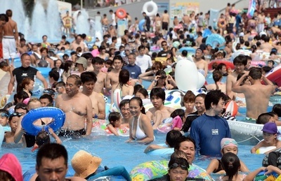 夏休みまで待てない！都内のプールは猛暑で盛況