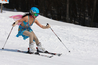 転ばないでね！スキー場でも下着姿の「アンディー・ラン」 中国・黒竜江省