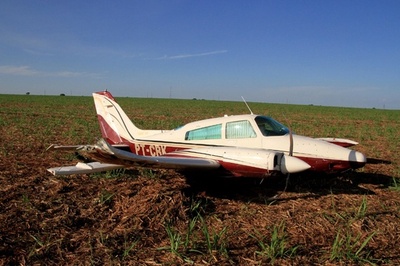 米住宅街に小型機墜落、搭乗の3人死亡 2棟全壊も住民は無事