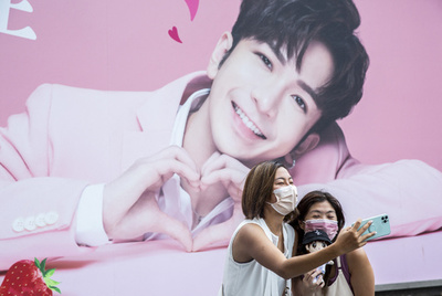 大型スクリーンがダンサーに落下、香港の人気グループ公演中止