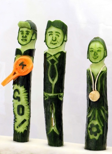 有名人そっくりの「キュウリアート」、都内イベントで披露