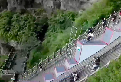 50階建てビルに相当 張家界天門山でパルクール 中国湖南