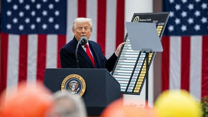 4月2日、ホワイトハウス前で相互関税措置を発表するトランプ米大統領＝ホワイトハウス(c)KOREA WAVE