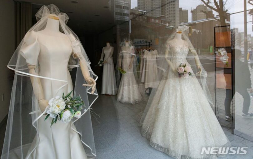 ソウルのウェディング通り内の商店に陳列されたウェディングドレス(c)NEWSIS