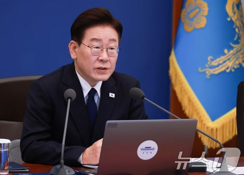 3日、大統領府で開かれた首席秘書官会議で発言するイ・ジェミョン（李在明）大統領(c)news1