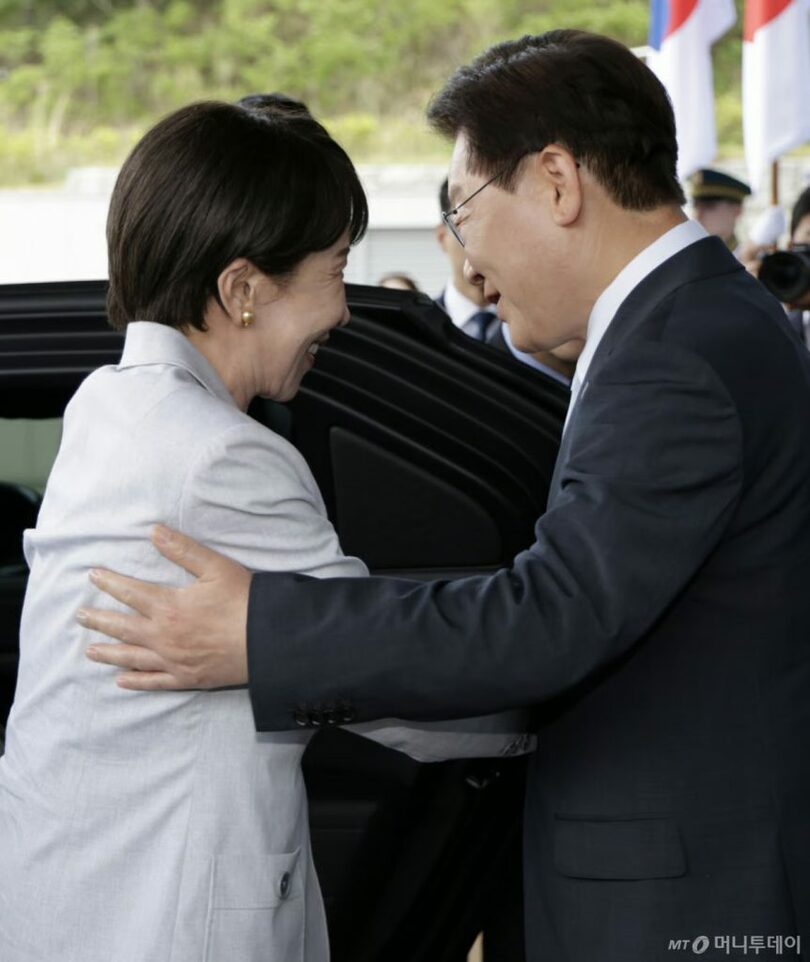 訪韓した高市早苗首相を出迎えるイ・ジェミョン（李在明）大統領(c)NEWSIS/MONEYTODAY