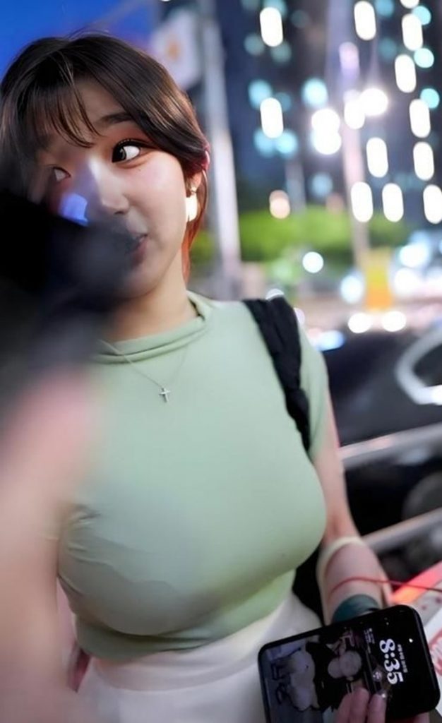 イ・ジュウンが手にする携帯電話。その壁紙に男の子の写真が設定されている＝オンラインコミュニティ(c)NEWSIS