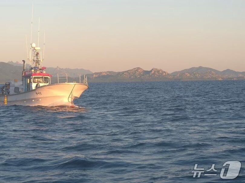江原道高城郡の猪島漁場で操業する漁船の背後に、北朝鮮の海金剛が見える。漁場は北方限界線（NLL）からわずか1.8キロの位置にある＝7日午前(c)news1