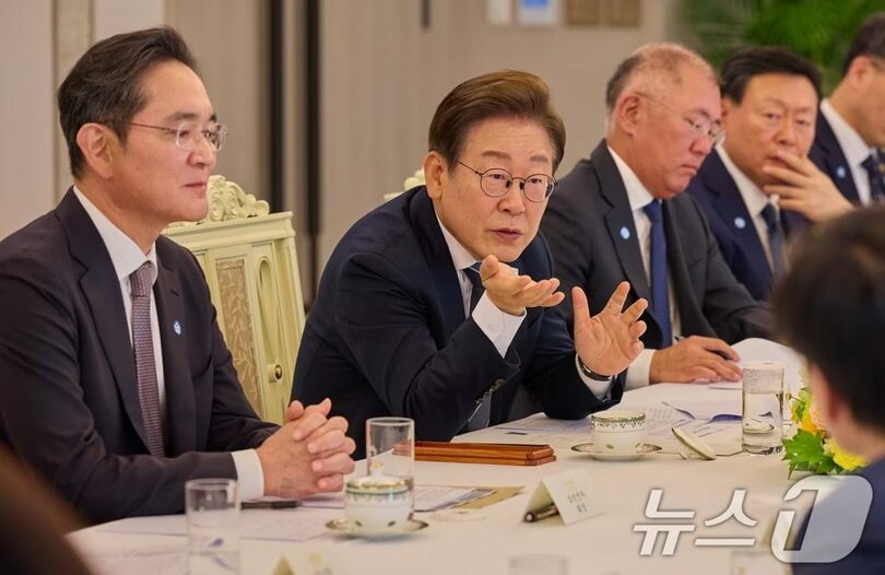 2025年6月13日、大統領室で開催された経済6団体・企業人との懇談会で発言するイ・ジェミョン（李在明）大統領＝大統領室提供(c)news1