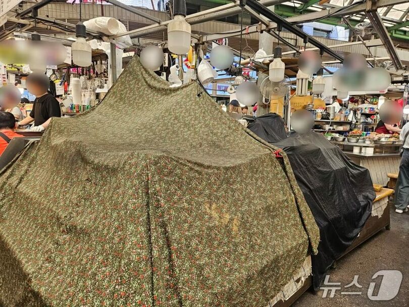 ソウル市鍾路（チョンノ）区の広蔵（クァンジャン）市場で、騒動となった屋台が営業を止めている(c)news1