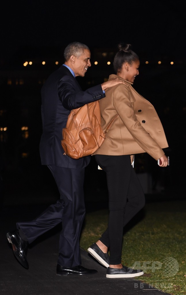 オバマ大統領一家、年末年始休暇でハワイに到着