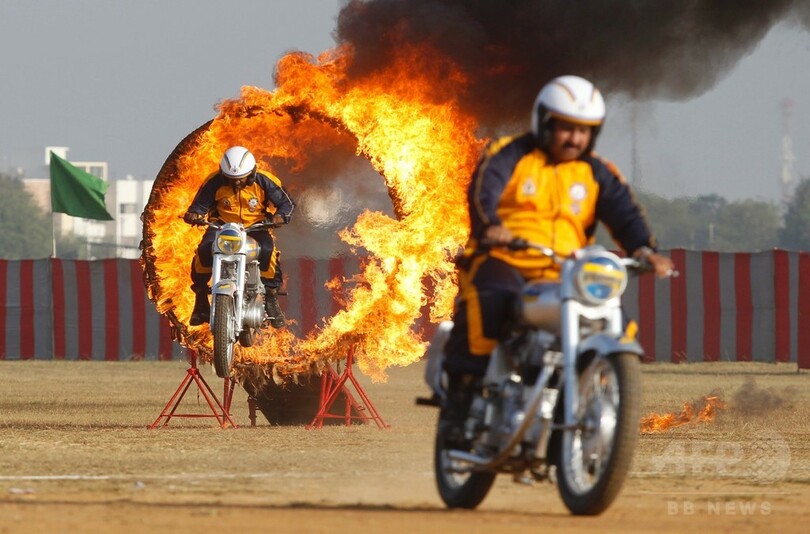 まるで飛行中!?オートバイ部隊が曲芸披露 インド