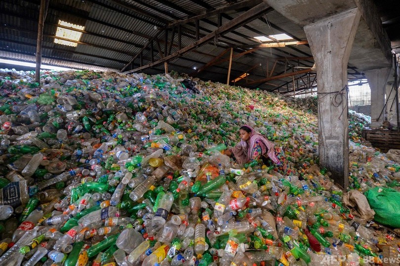 【今日の1枚】終わりの見えない分別作業、ダッカのリサイクル工場