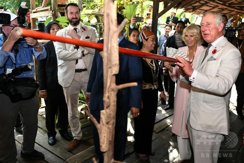 チャールズ英皇太子、ボルネオ島で吹き矢に挑戦