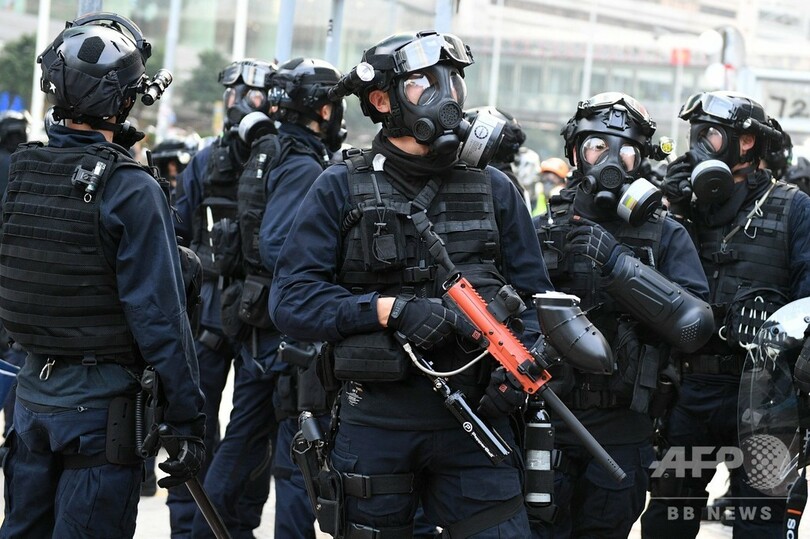 香港で警察が実弾発砲、抗議デモ参加者の胸部に当たる
