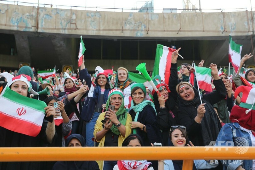 イラン女性が40年ぶりサッカー生観戦、14発の圧勝劇を楽しむ