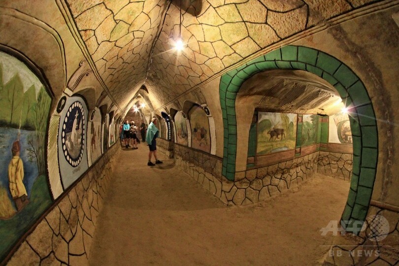 人魚や小人たちがお出迎え、幻想的なワイン貯蔵庫 チェコ