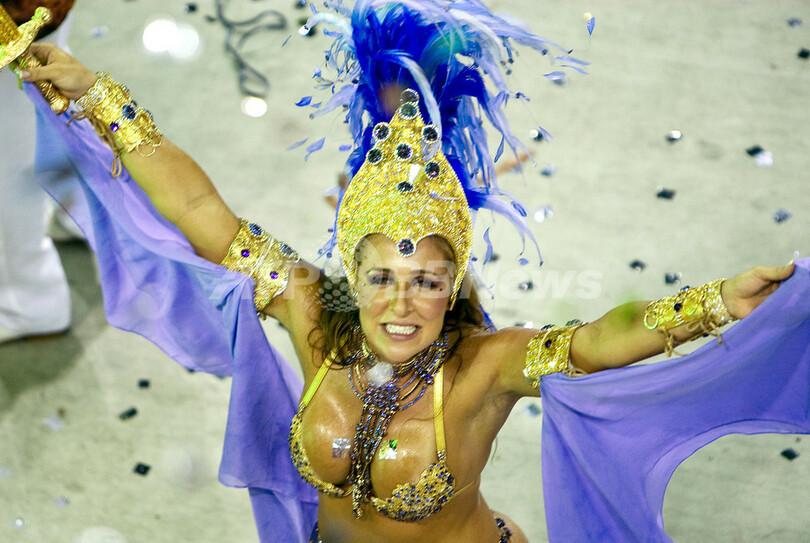 ブラジル・リオのカーニバル、一夜目から興奮は最高潮