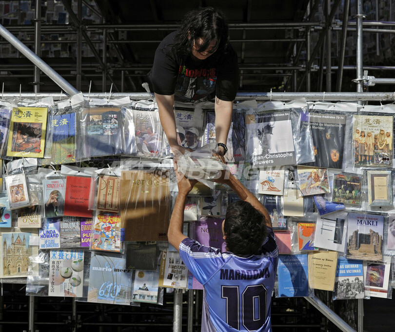 天に届きそう？本で作った「バベルの塔」