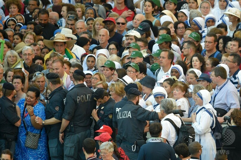 マザー・テレサ「聖人」に、ローマ法王が宣言