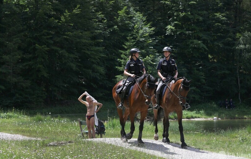 【今日の1枚】湖畔に騎馬警官、近くでG7サミット 独